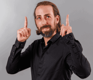 גבר מחייך ומצביע מעלה, מייצג הצלחה כלכלית והכוונה לכסף.