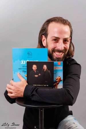 איש מקצוע מחזיק חומרים מקצועיים, חיוך ומראה בטוח.